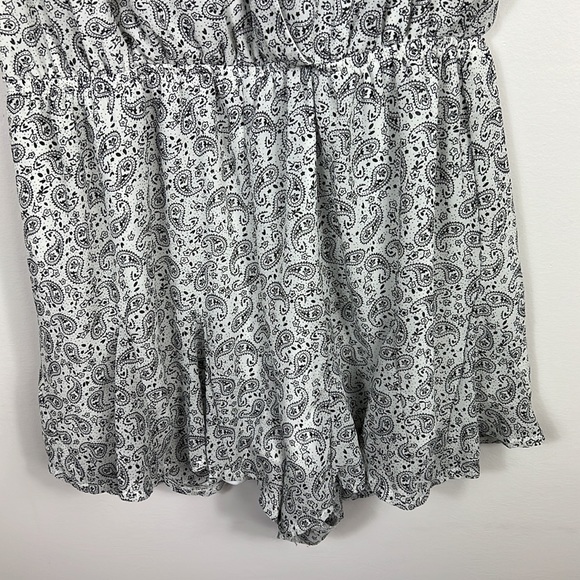 She & Sky Black White Paisley Romper deep V back size large - Picture 7 of 11